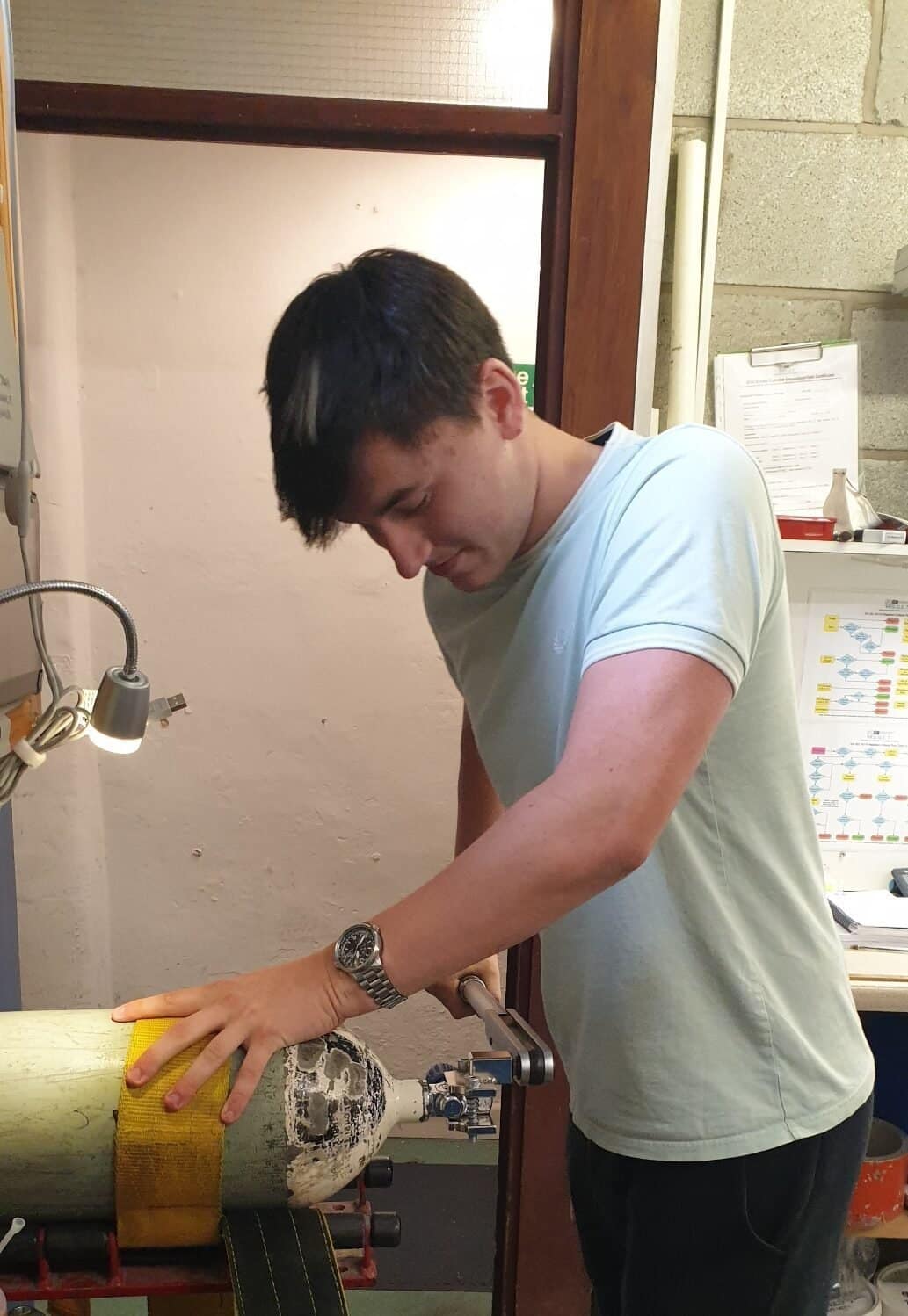 cylinder valve retighten with torque bar