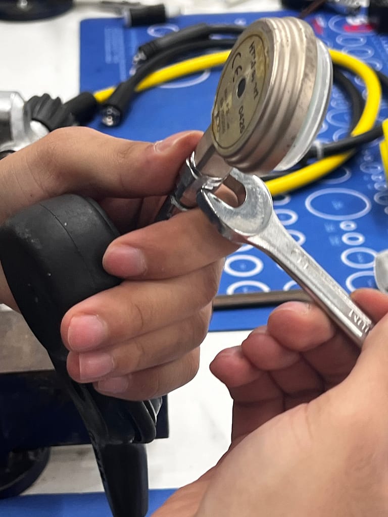 scuba regulator service centre